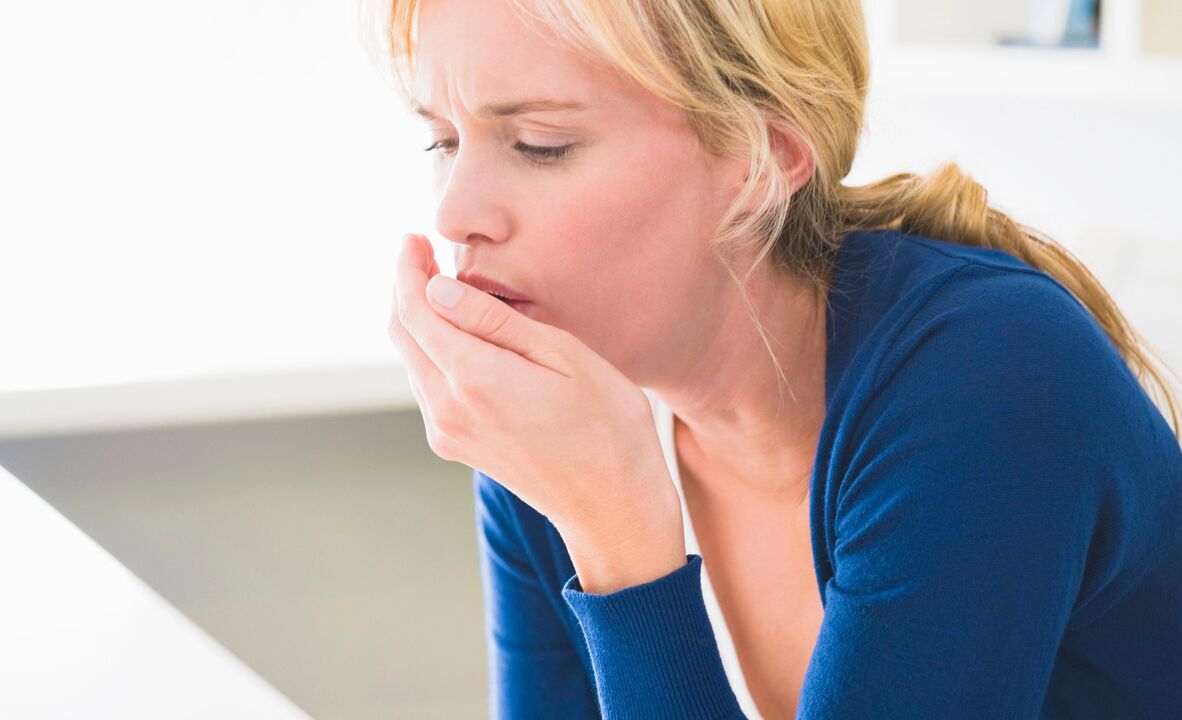 La tos de una mujer es causada por parásitos. 